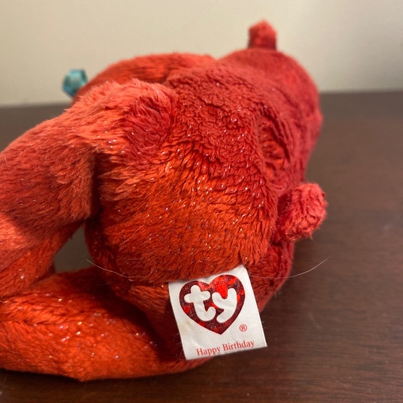 TY Beanie Baby - HAPPY BIRTHDAY the Bear ( Red - w/ Present ) (7 inch) Plushie - Picture 4 of 6